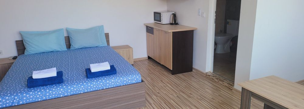 Апартамент две стаи първа линия  цената е  за 5 месеца