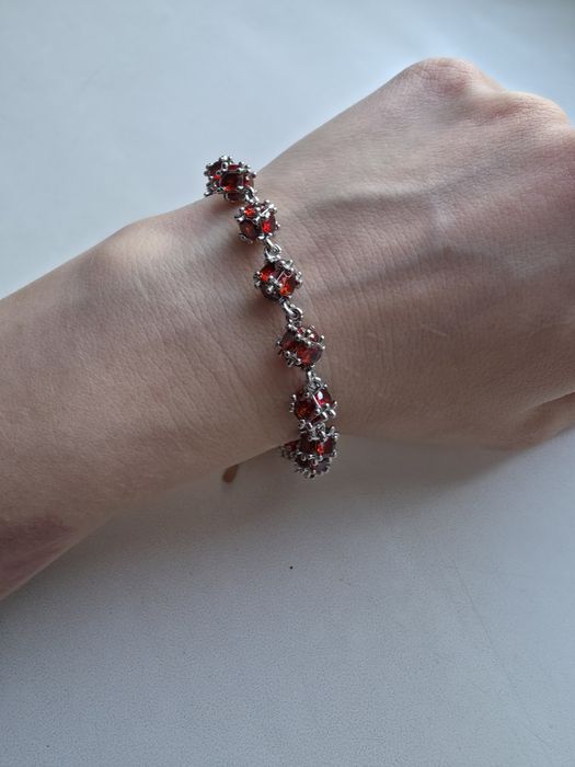 Браслет с красными камнями