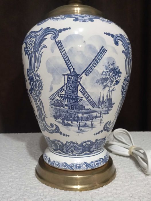 Много красиви старинни лампи