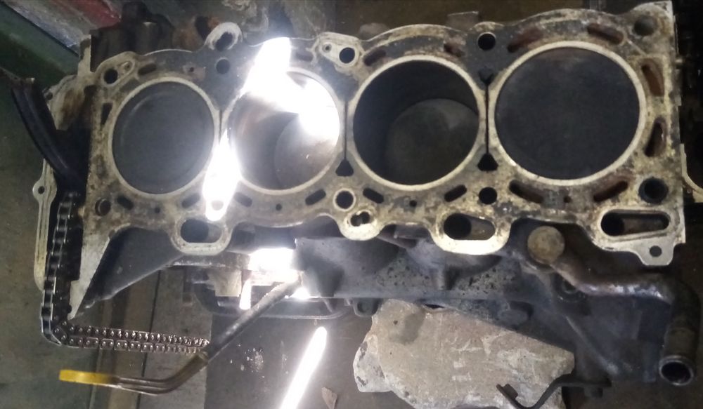 Блок двигателя. Ниссан Примера. 2 литра. В сборе. Цена до конца месяца