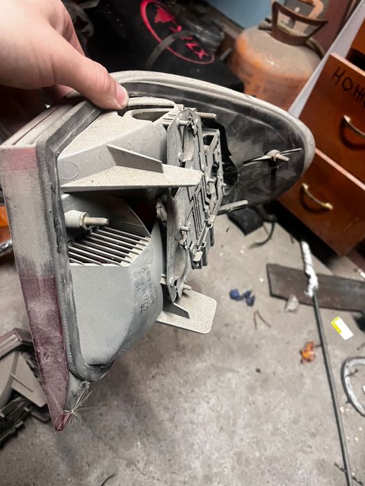 Задние фонари 210, стопы 210