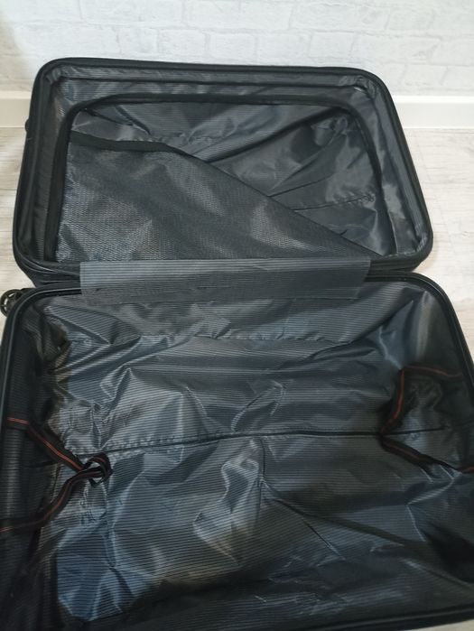 Чемодан б/у, не пользовались, 90-100 л