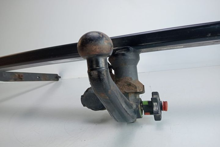 Carlig remorca 1K5803881A Volkswagen VW Jetta a 5-a generatie seria