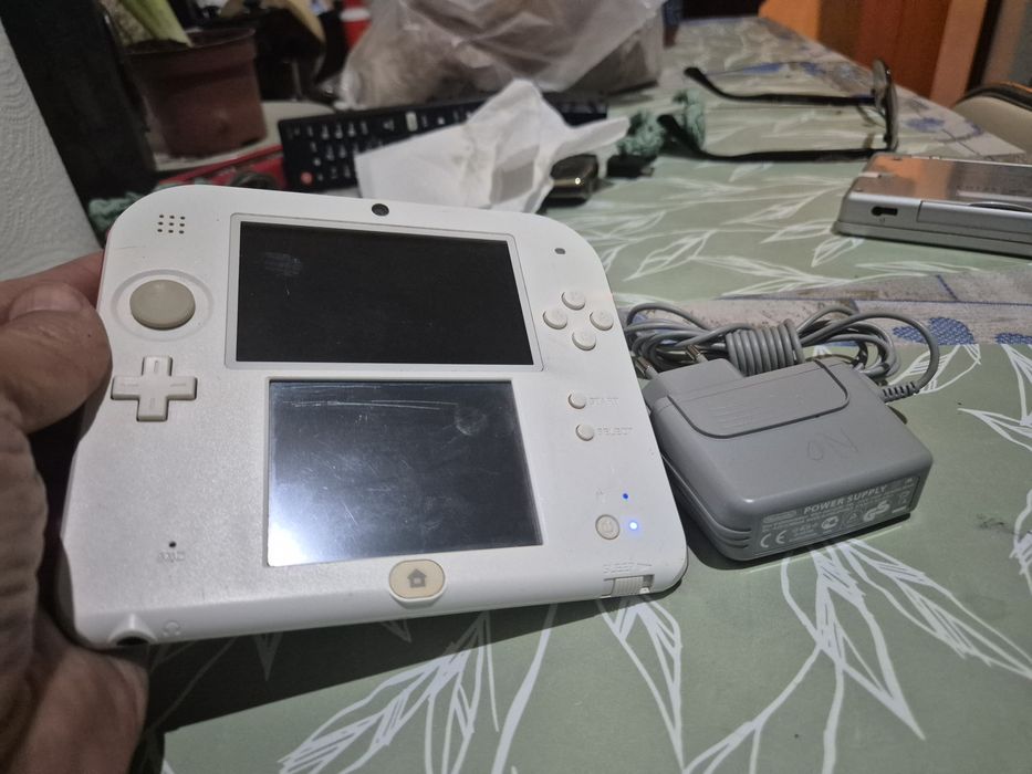Consola portabila de colecție Nintendo 2DS +1  joc compatibil