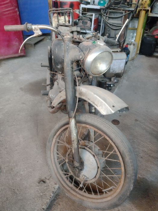 Vând motocicleta rusească