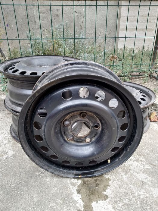 Vând jante de tablă Opel R15 cu cinci găuri.