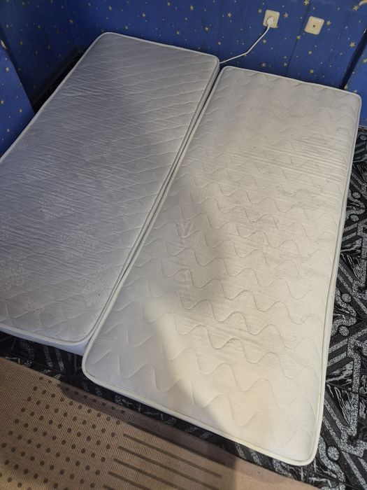 Двуетажно легло с два матрака.