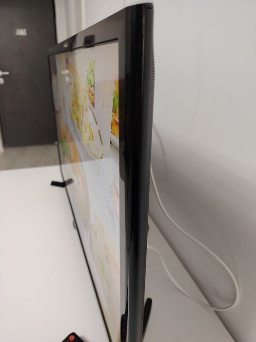 Vind TV samsung diagonala 80 cm pret 400 lei.