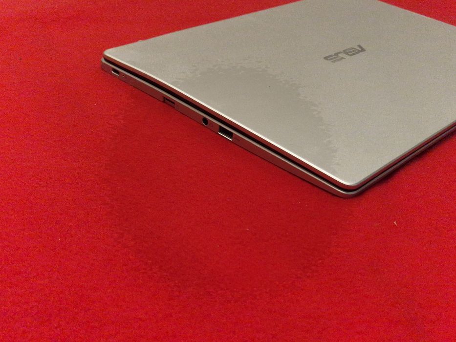 Laptop Asus cu probleme la display