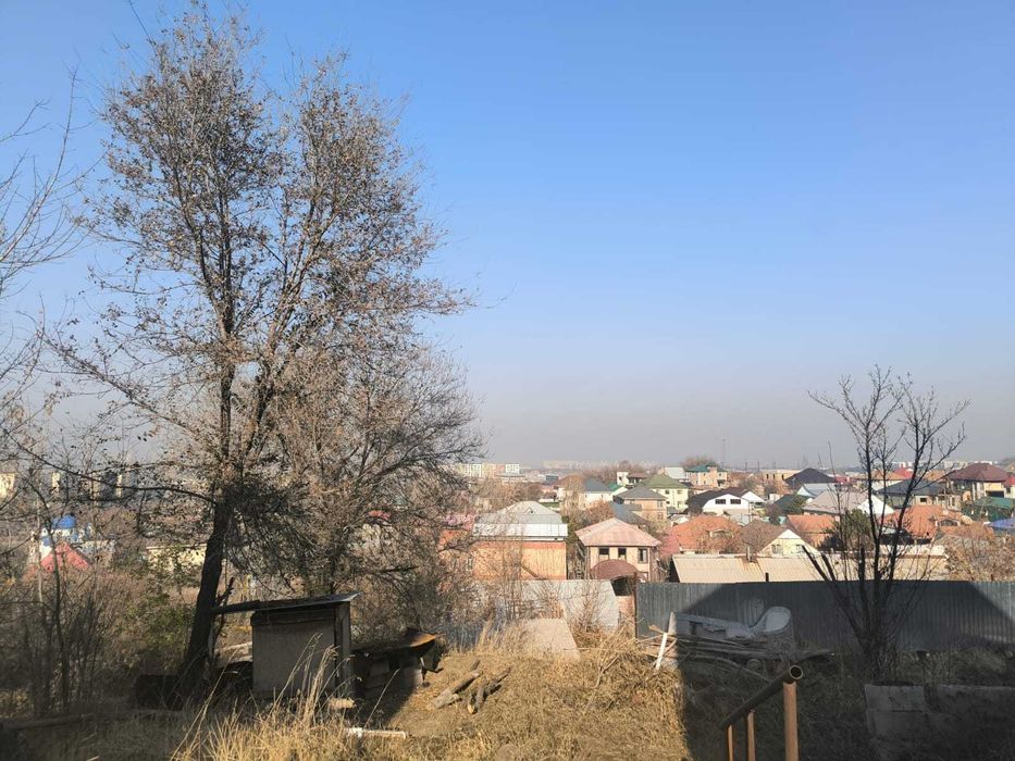 участок в Бесагаче с постройкой