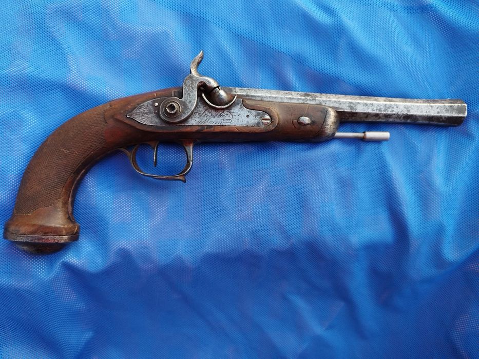 Стар капсулен пищов.