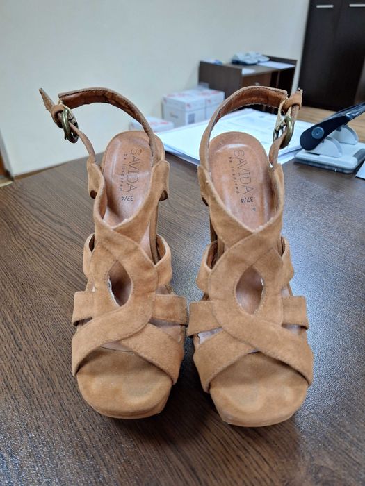 Сандали с висок ток