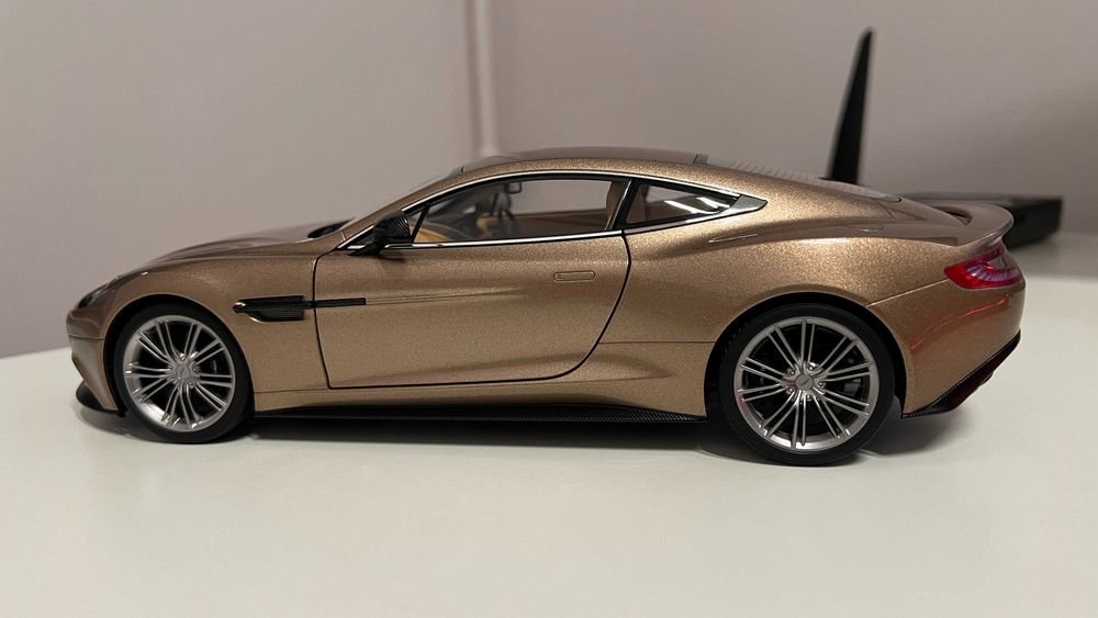 Macheta Aston Martin Vanquish - AUTOart 1:18