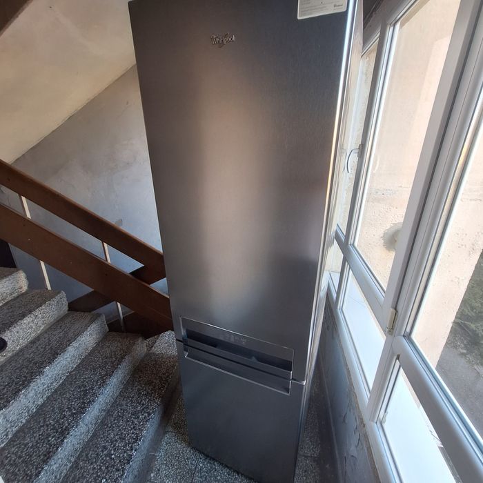 Продавам хладилник от марката Whiripool BSNF 9452 OX за части
