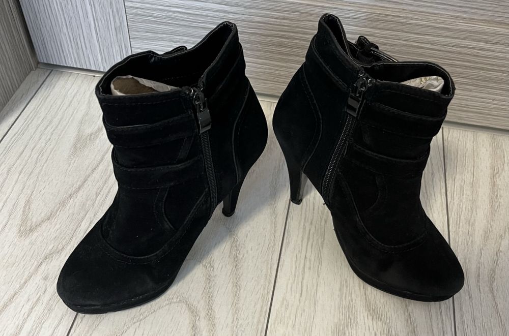 Botine cu model catarame metalice și strasuri