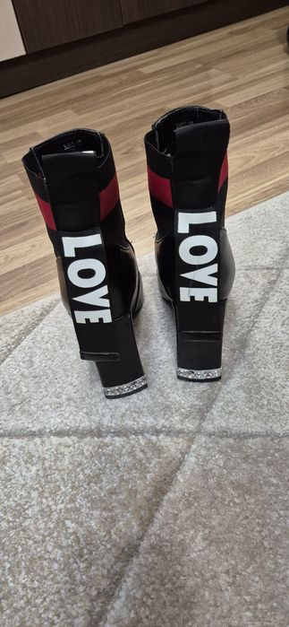 Продавам луксозни дамски боти