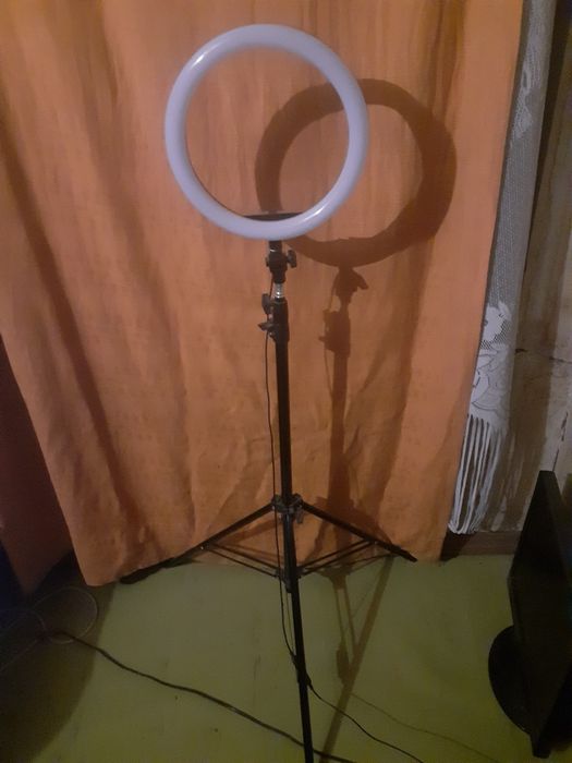 Лампа LED кольцевая.