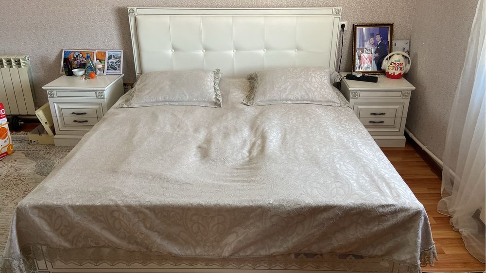 Спальный диван с тумбочки