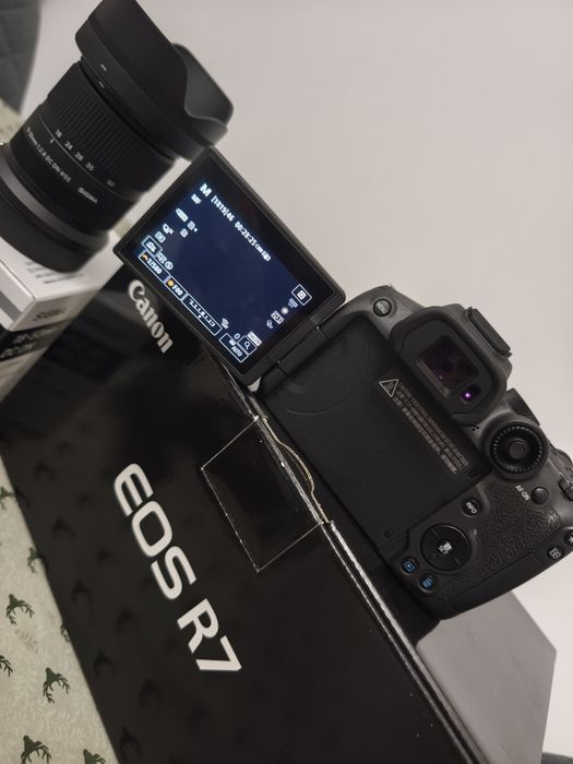 Продавам Canon EOS R7 + Sigma 18-50mm f/2.8 + ПОДАРЪК 64GB SD карта