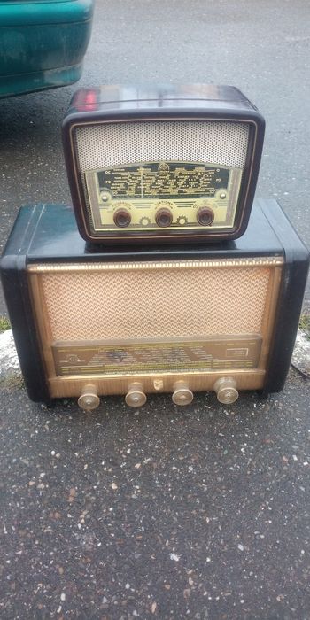 Aparate radio vechi pe lămpi pentru colecționari sau decor