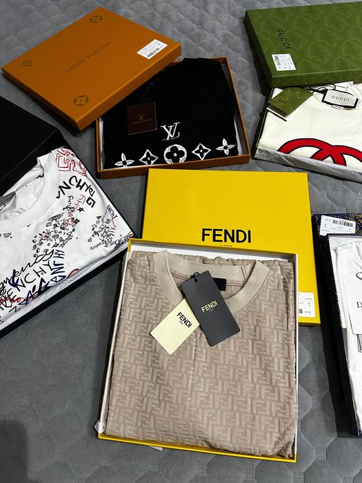 Tricouri sigilate in cutie