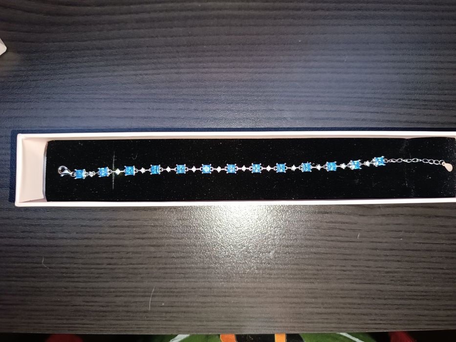 Сребърна гривна със син топаз