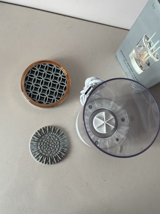 Чисто нова електрическа машинка за почистване на четки за грим