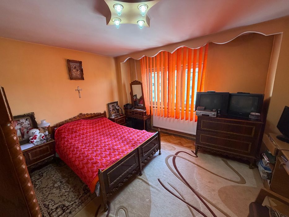 Vand apartament cu 2 camere decomandat.