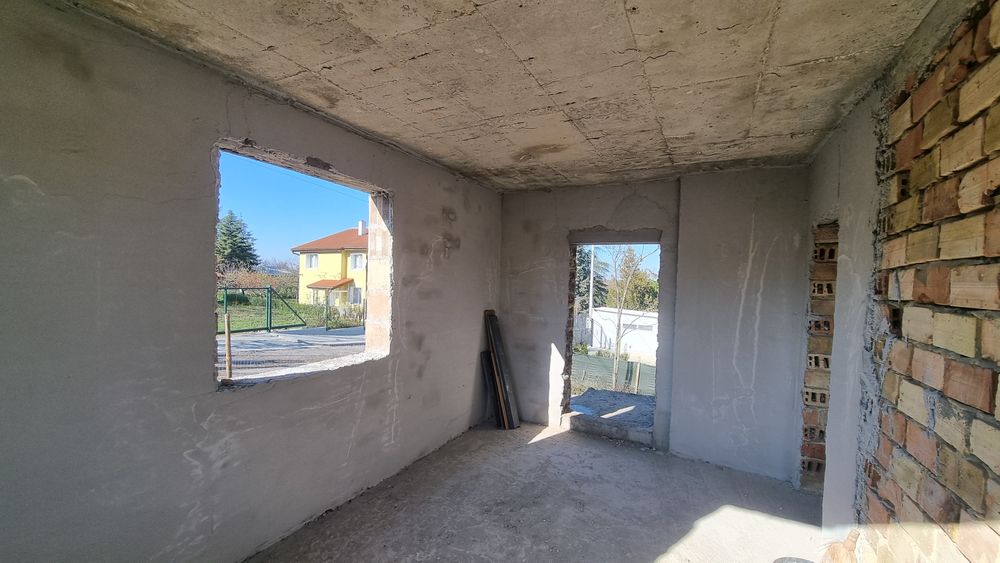 Продавам дворно място 558кв.м. с тухлена къща на 2 етажа