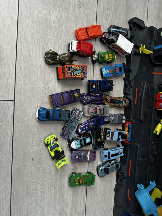 Мега гараж Hot wheels с дракон + колички