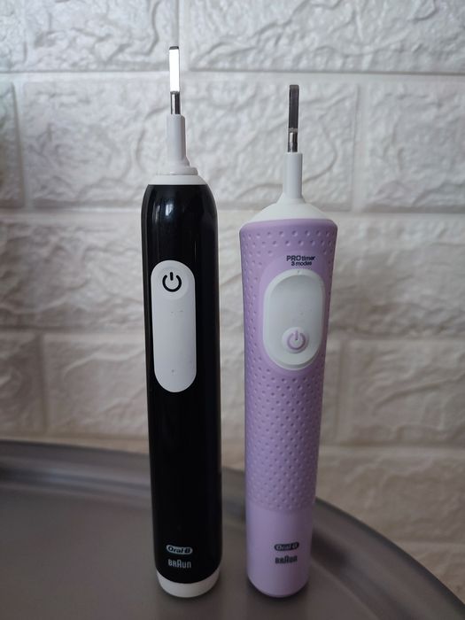 Oral-B Pro 2 броя Електрически четки + подарък 4 глави