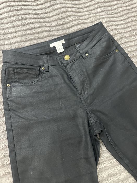 Чёрные брюки с эффектом кожи H&M