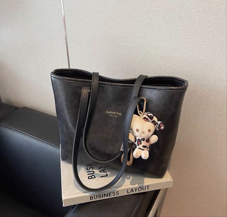 Сумка на плечо в черном цвете