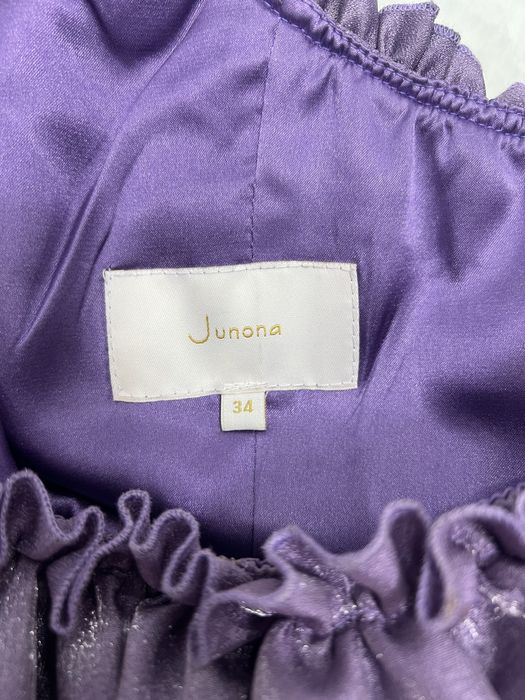 Елегантна дамска рокля с едно рамо и волани