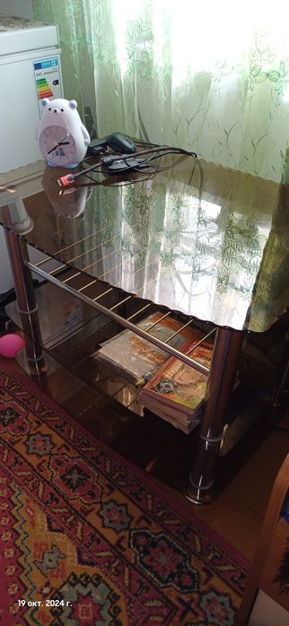 Продам стеклянный столик