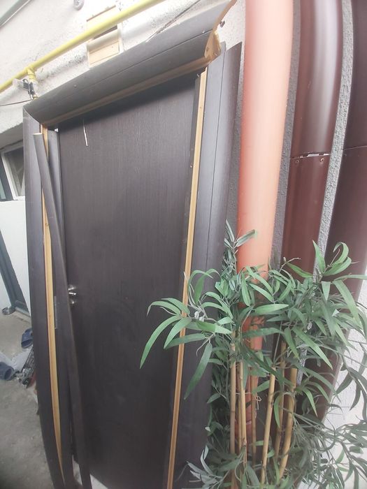 Vând usa wenge cu pervaz