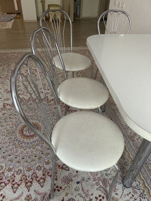 Стол со стульями