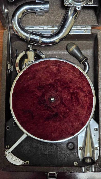 Продам патефон состояние среднее,работает.