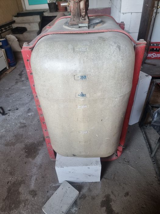 Pompă si bazin de ierbicidat  pentru tractor