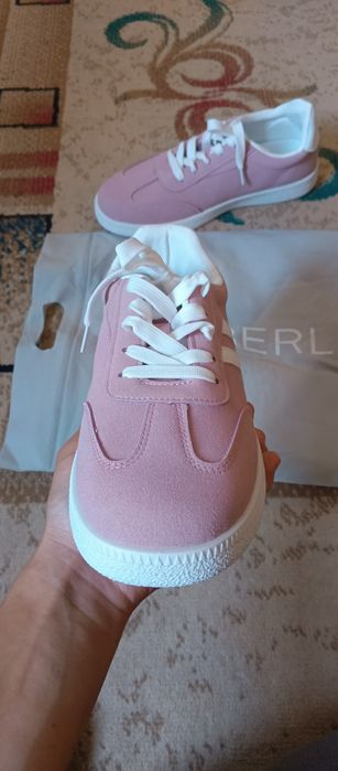 Продаётся кросовки женские