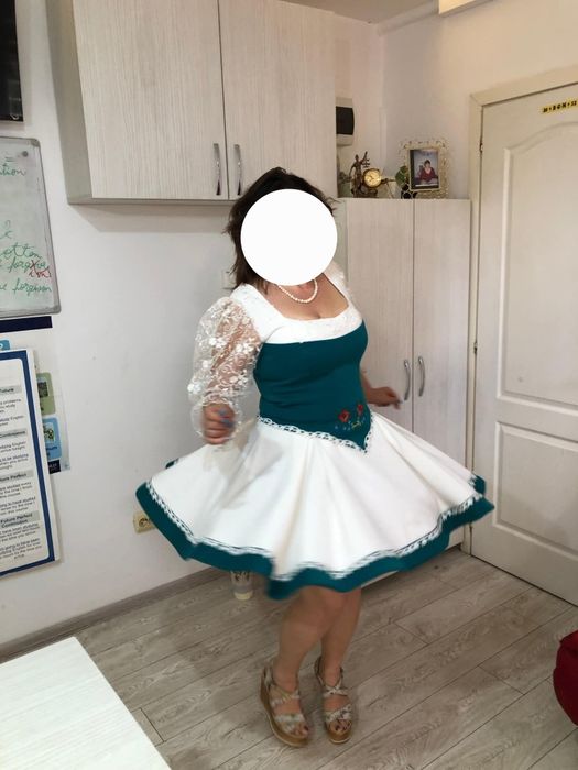 Costum damă realizat pe comandă – motive tradiționale maghiare – fustă și corset reglabil
