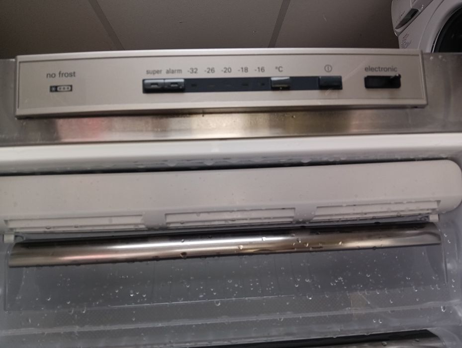 Вертикален иноксов фризер  Siemens с 8 чекмеджета 2 години гаранция!