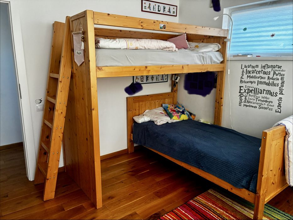 Pat suprapus pe colt copii