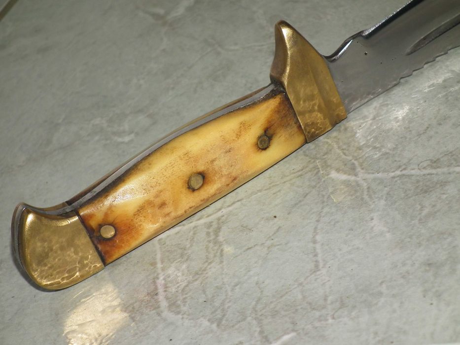 Cutit vánátoare maghiar retro cu plásele din corn + toc piele nr.23