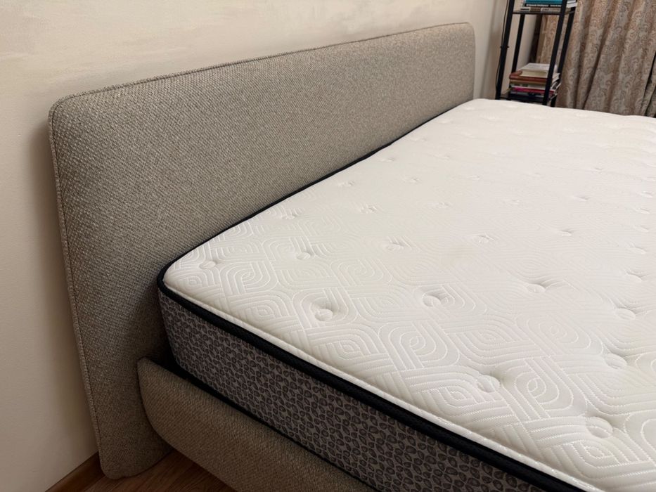 Двуспальная кровать с матрасом