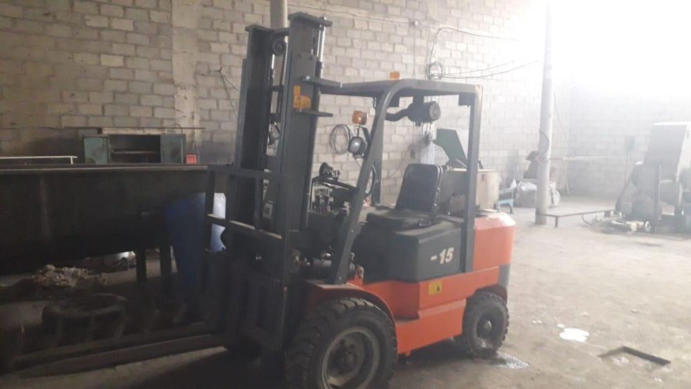 Вилочный погрузчик