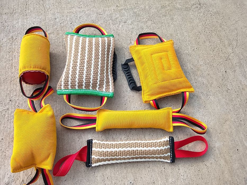 Игрушечные подушки для дрессировки собак.