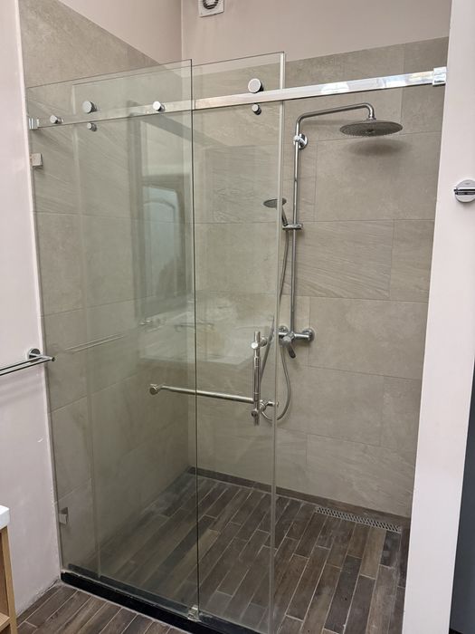 Стекло с дверцем душевая б/у