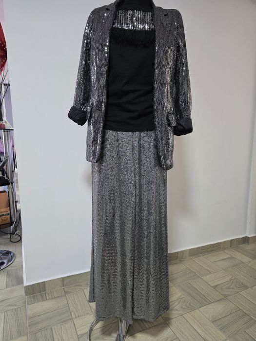 Pantaloni cu paiete argintii, model pentru ocazii diverse, ce atrage p