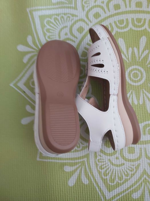 Бели сандали - много леки